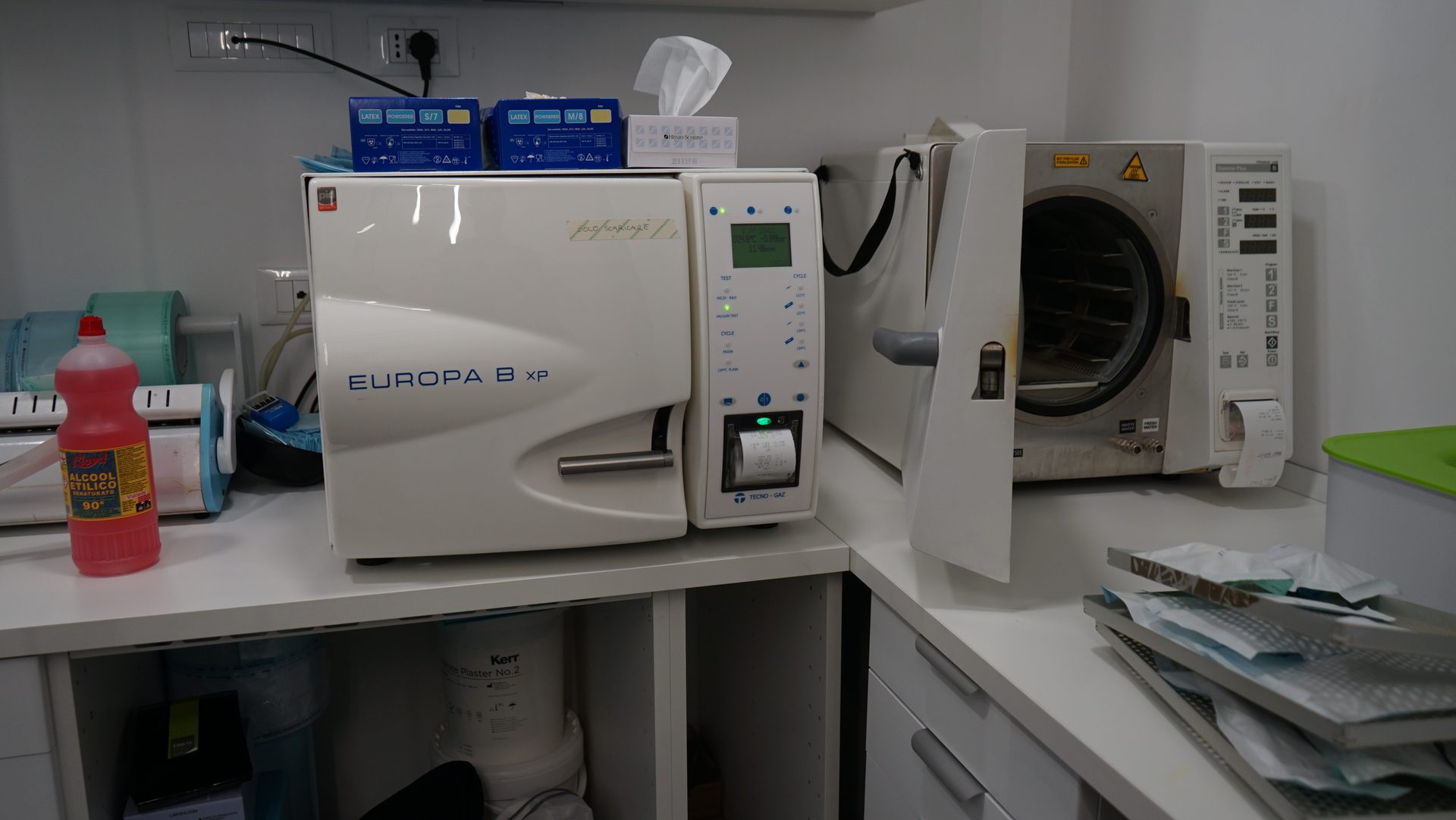 Sterilisation area with autoclave